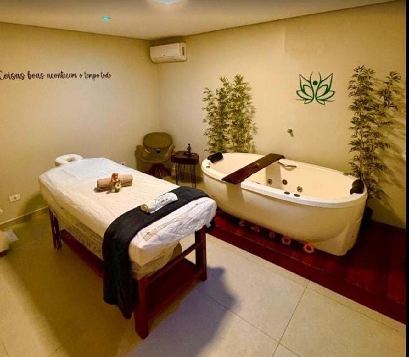 Sala de massagem com banheira de hidromassagem da Aurea Clinic & Spa